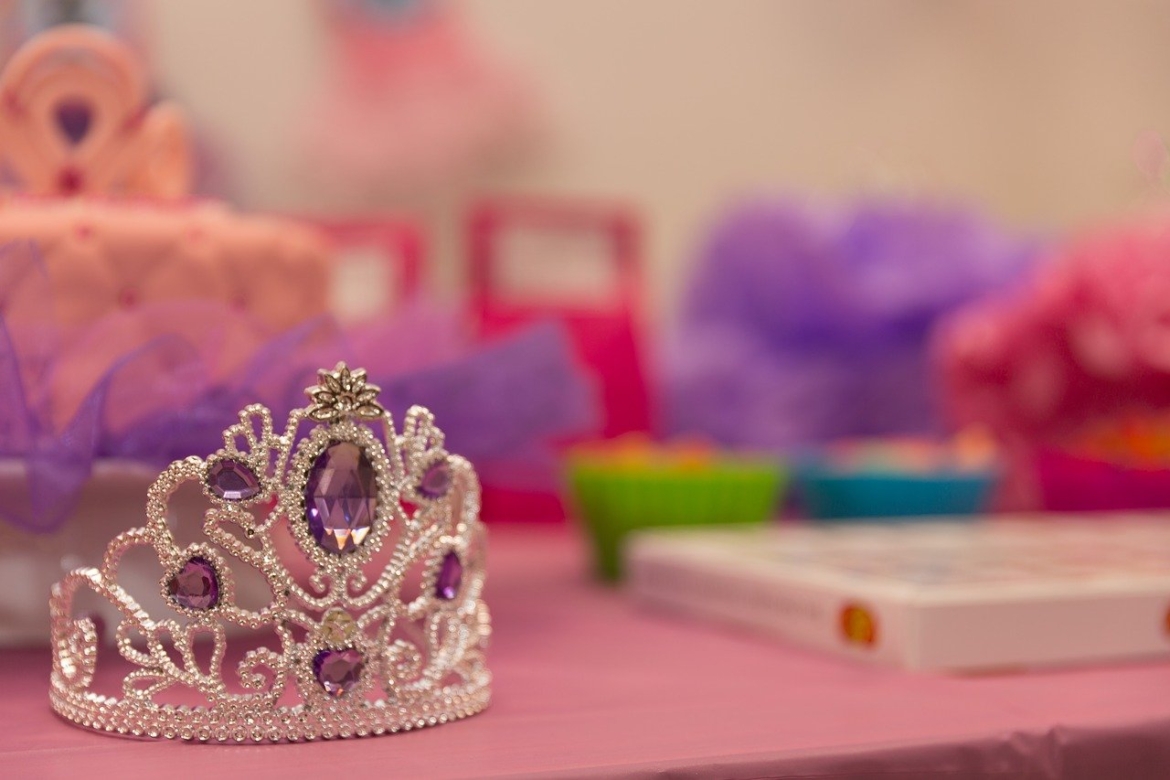 crown-birthday-celebration-2526570.jpg
